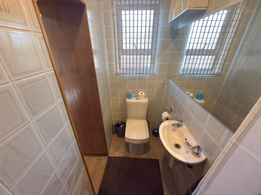 To Let 4 Bedroom Property for Rent in Langerug Western Cape